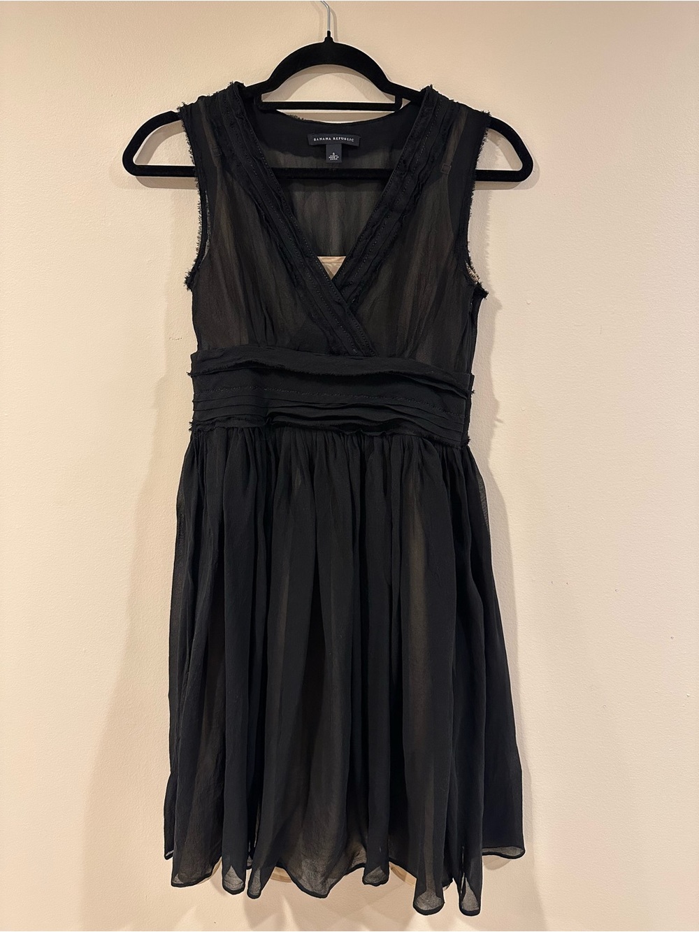 Banana Republic 100%silk Black Sleeveless Chiffon V-Neck Cocktail Dress
